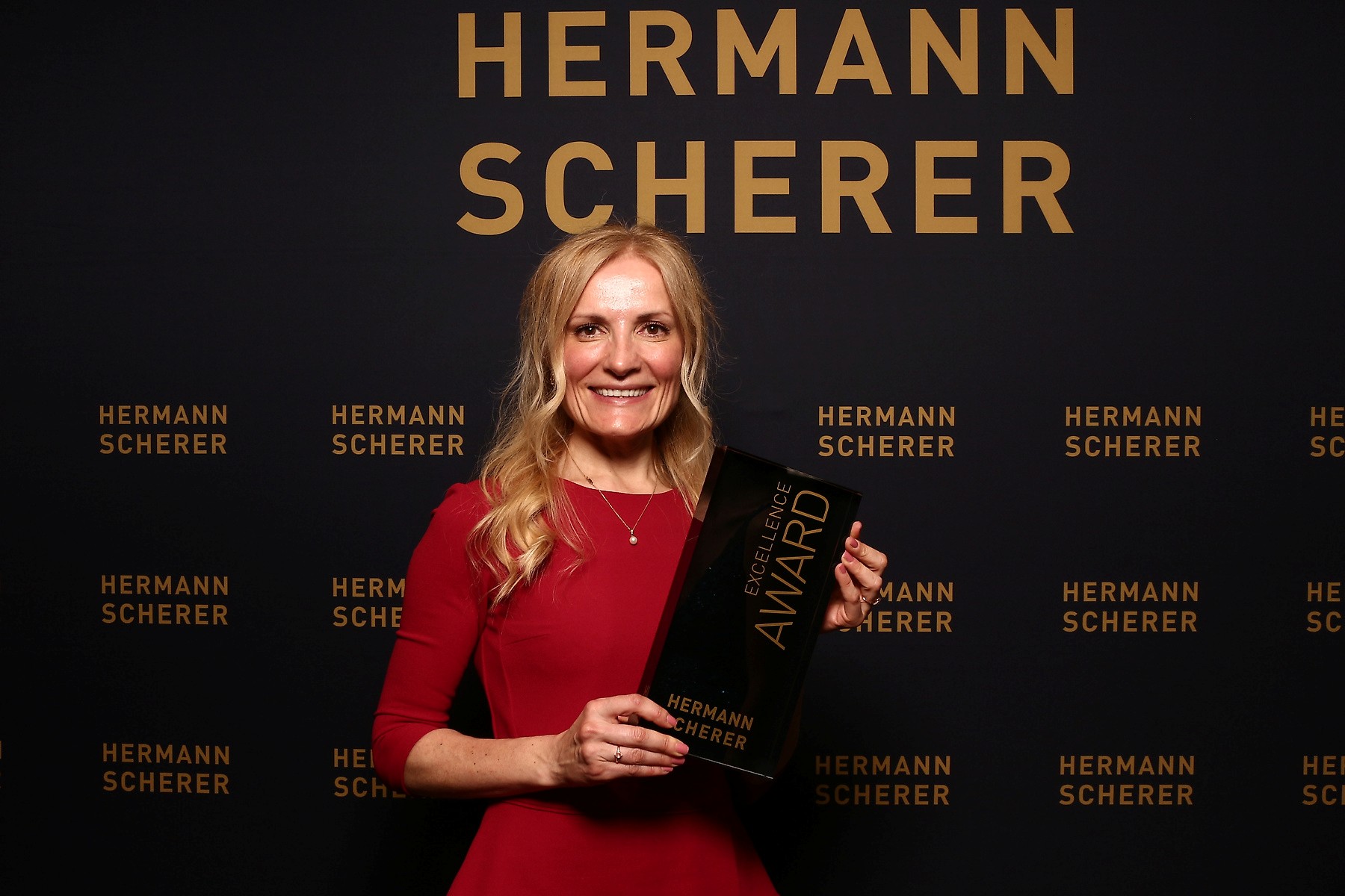 Katharina Ivanenko mit dem Excellence Award von Hermann Scherer
