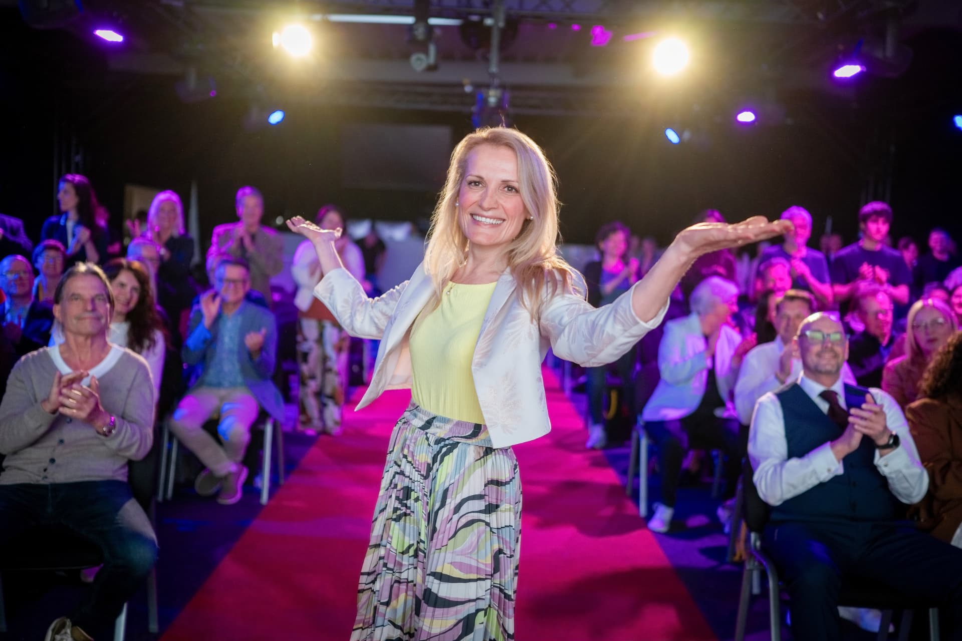 Katharina Ivanenko auf dem roten Bühnensteg vor Publikum